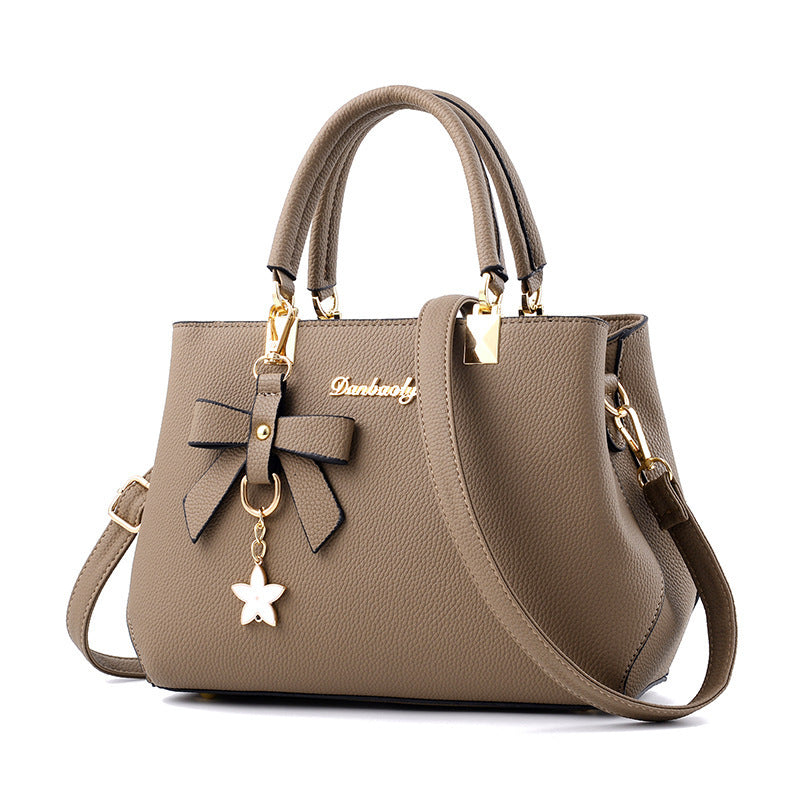 Sac à main femme élégant – Design structuré avec pendentif tendance