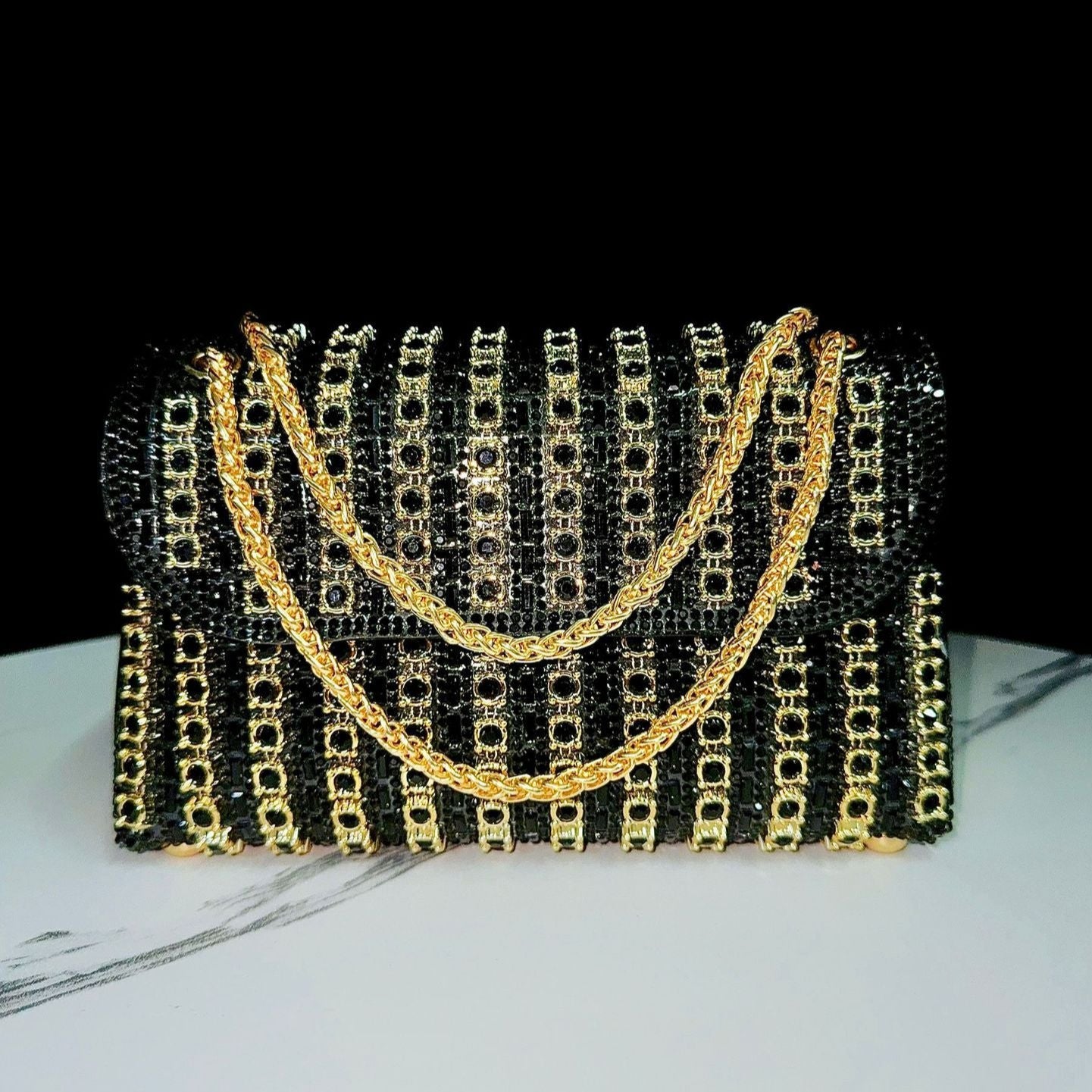 Sac à Main Lustré – Élégance et Brillance pour Toutes Vos Soirées