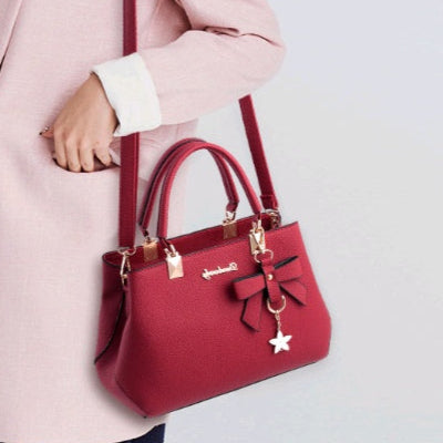 Sac à main femme élégant – Design structuré avec pendentif tendance