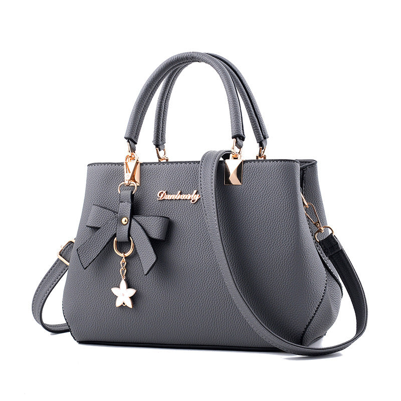 Sac à main femme élégant – Design structuré avec pendentif tendance