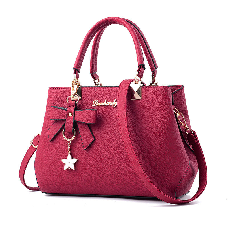 Sac à main femme élégant – Design structuré avec pendentif tendance