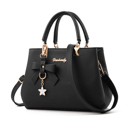 Sac à main femme élégant – Design structuré avec pendentif tendance