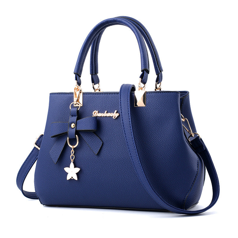Sac à main femme élégant – Design structuré avec pendentif tendance