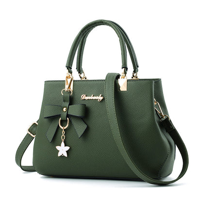 Sac à main femme élégant – Design structuré avec pendentif tendance