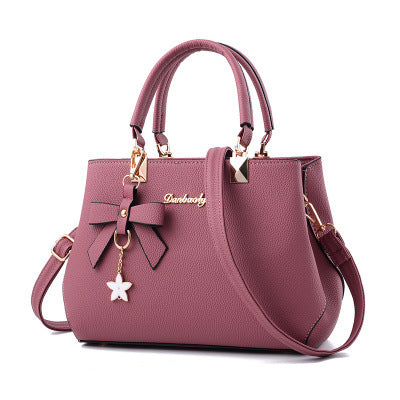 Sac à main femme élégant – Design structuré avec pendentif tendance