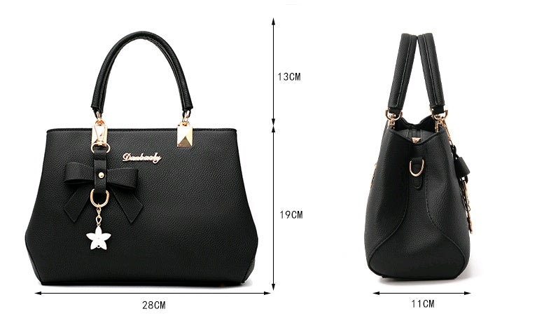 Sac à main femme élégant – Design structuré avec pendentif tendance