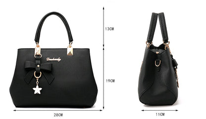 Sac à main femme élégant – Design structuré avec pendentif tendance