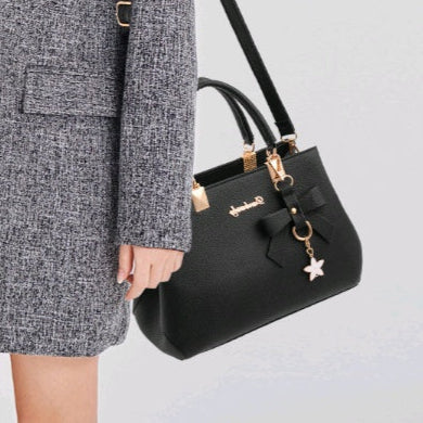 Sac à main femme élégant – Design structuré avec pendentif tendance
